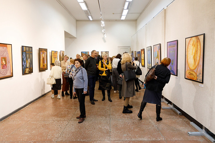 Таинственные маски и средневековые мотивы: в Туле открылась выставка художника Александра Майорова