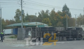 Грузовик со щебнем перевернулся на улице Рязанской в Туле