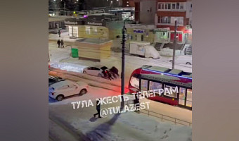 На двух улицах Тулы встали трамваи из-за машин, застрявших на путях