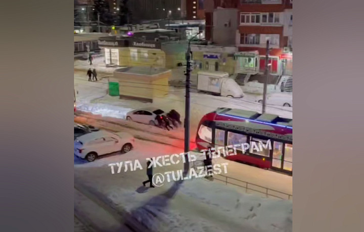 На двух улицах Тулы встали трамваи из-за машин, застрявших на путях