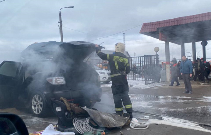 На Новомосковском шоссе в Туле загорелся автомобиль