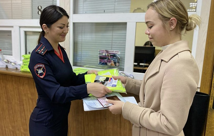 Тульские сотрудники ГАИ поздравили молодых водителей с получением удостоверений