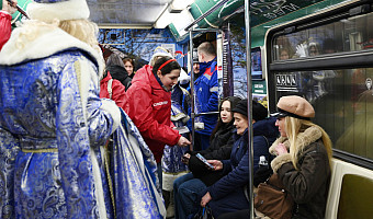 Пассажиров московского метро угостили пряниками и пригласили в Тулу