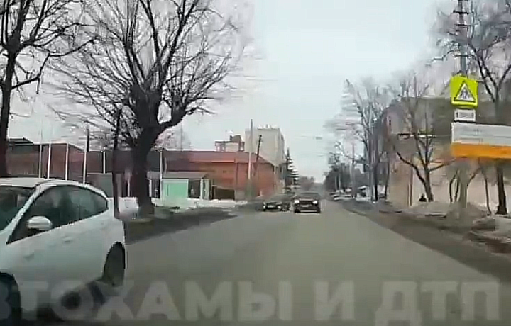 В Туле водитель Geely пошел на опасный обгон по встречке на улице Староникитской