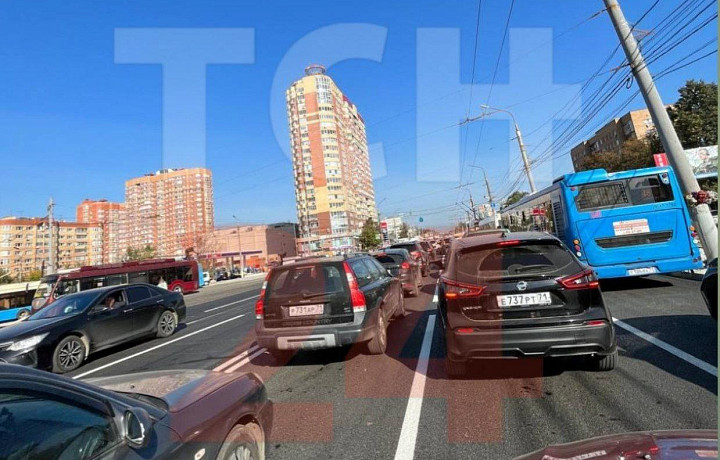 На проспекте Ленина из-за трех ДТП образовалась большая пробка