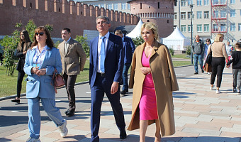 Ольга Слюсарева и Дмитрий Миляев посетили праздничные площадки