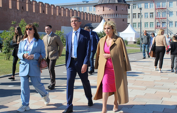 Ольга Слюсарева и Дмитрий Миляев посетили праздничные площадки