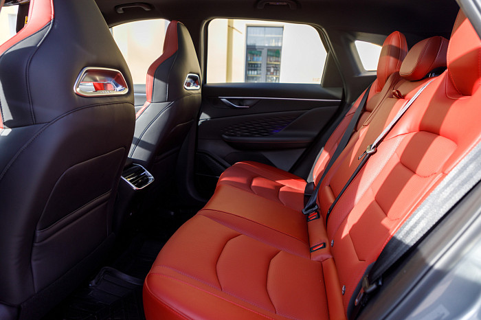 Финал второго сезона «Холостяк.FM»: Евгений Махиня встретился с победительницей проекта