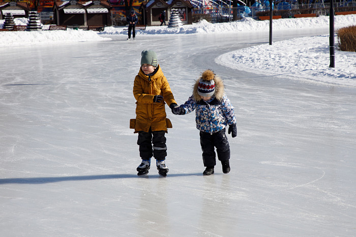 Дети на катке, бабушки – на качелях: в Тульскую область пришла календарная весна