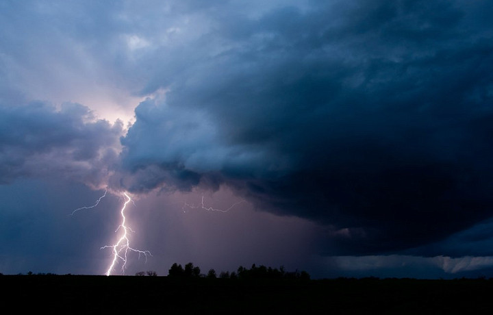 В Тульской области 12 июля объявлено метеопредупреждение из-за грозы и сильного ветра