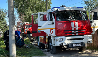 На улице Чмутова в Туле горит частный дом