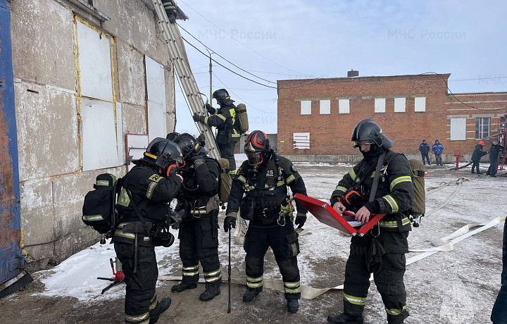 В Новомосковске спасатели потушили условный пожар на птицефабрике