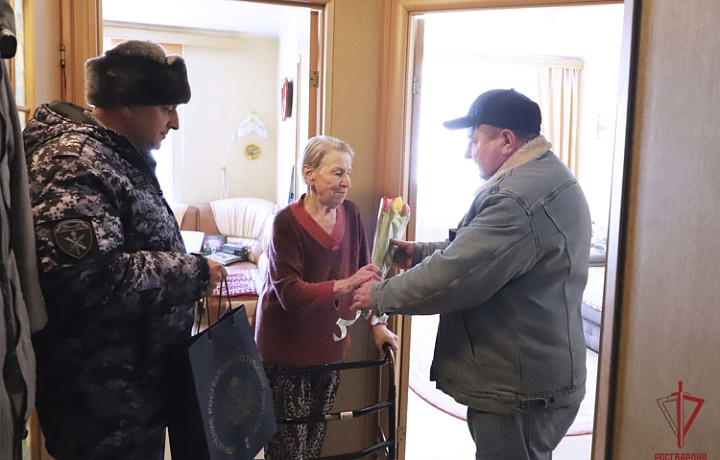 Тульские Росгвардейцы навестили и поздравили с 8 Марта бывшую узницу концлагеря