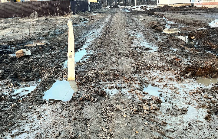 Жители коттеджного поселка под Тулой заявили, что ребенок провалился в яму на разрушенной дороге