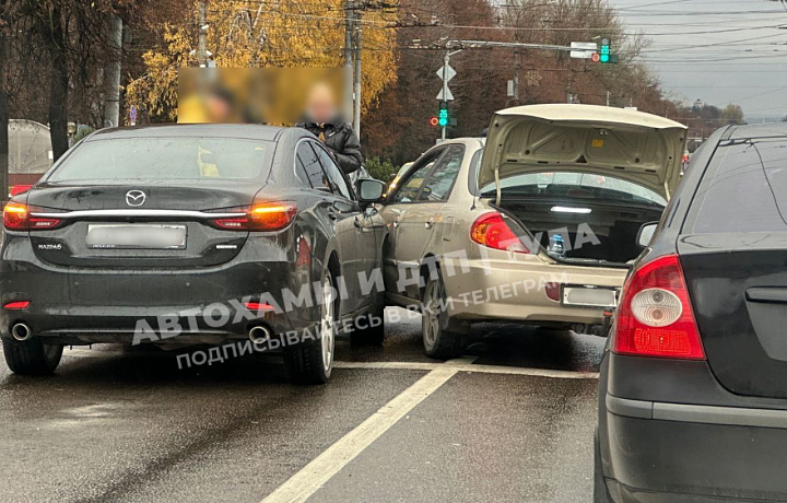 ДТП на перекрестке улиц Станиславского, Болдина и проспекта Ленина в Туле спровоцировало пробку