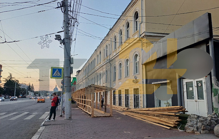 У сгоревшего военного госпиталя в Туле появились строительные ограждения