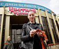 Цветной бульвар поздравил туляков с наступающим Днем Победы и подарил Георгиевские ленты