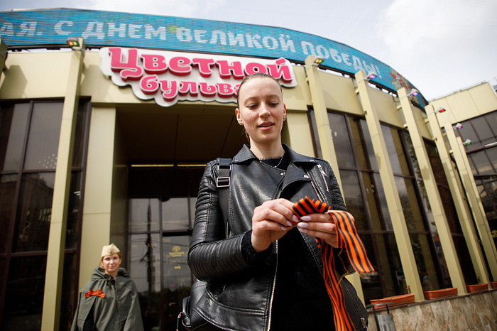 Цветной бульвар поздравил туляков с наступающим Днем Победы и подарил Георгиевские ленты