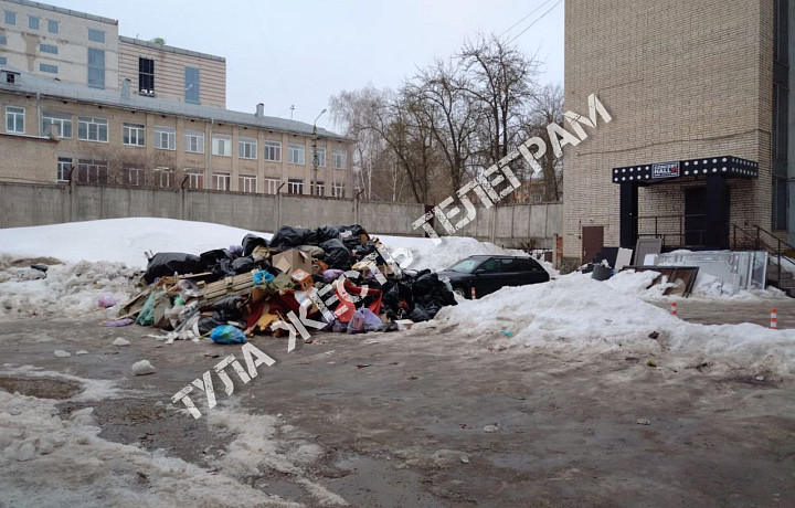 Туляки обратили внимание на гору мусора у здания типографии