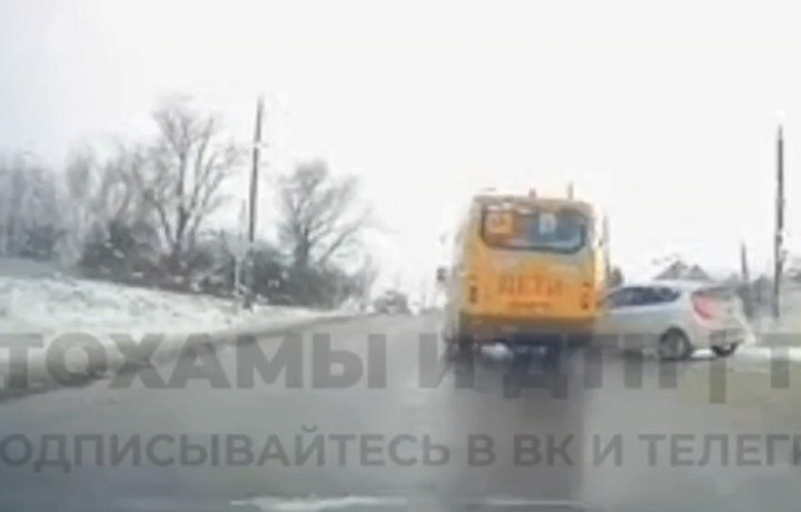 Легковушка врезалась в автобус для перевозки детей в Тульской области