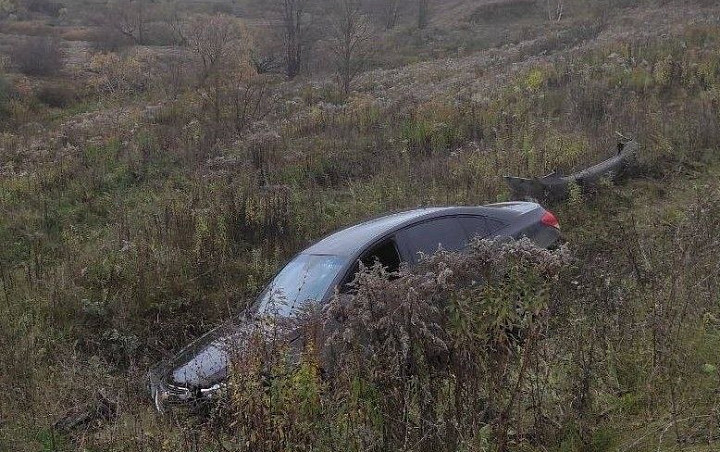 В тульской деревне Балабаевка автомобиль Chevrolet улетел в кювет