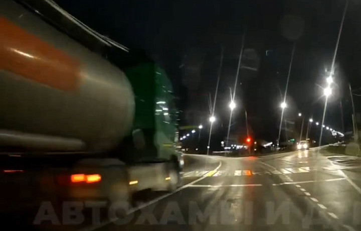 Водитель автоцистерны чуть не устроил ДТП под Тулой, вылетев на «встречку»