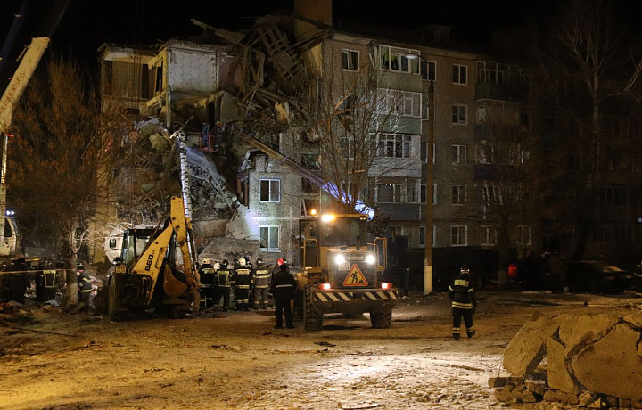 Шестого погибшего нашли спасатели под завалами дома на улице Химиков в Ефремове