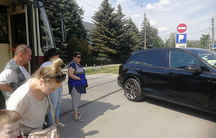 В Туле на улице Фридриха Энгельса автомобиль перегородил дорогу трамваю