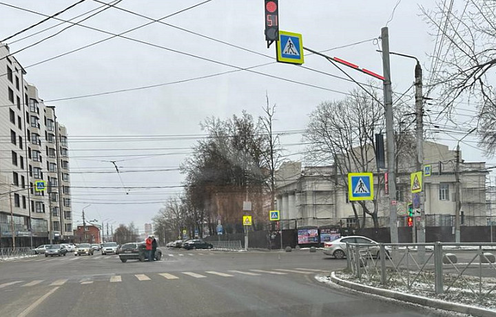 Две легковушки столкнулись на пересечении улиц Демонстрации и Дмитрия Ульянова в Туле