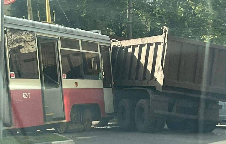 Грузовик и трамвай столкнулись в Туле