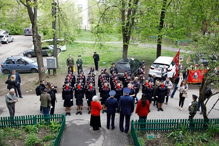 Тульские кадеты и студенты поздравили ветерана Великой Отечественной войны с наступающим Днем Победы