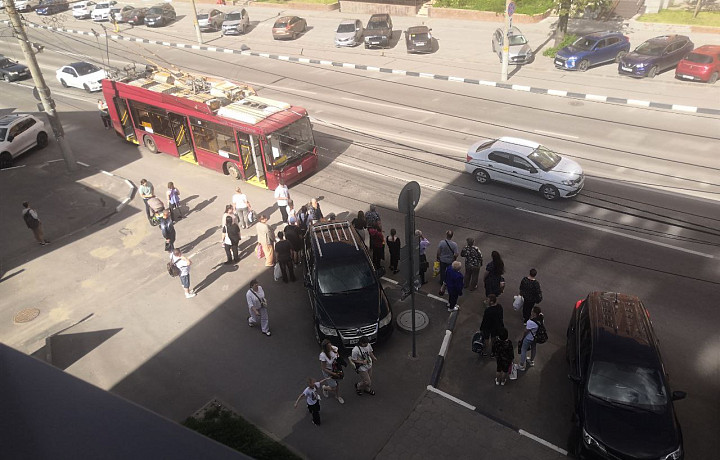 В Туле на улице Болдина у троллейбуса на ходу лопнуло колесо