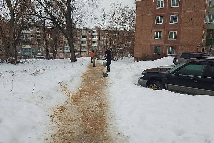 Улицы Тулы обрабатывают противогололедными материалами