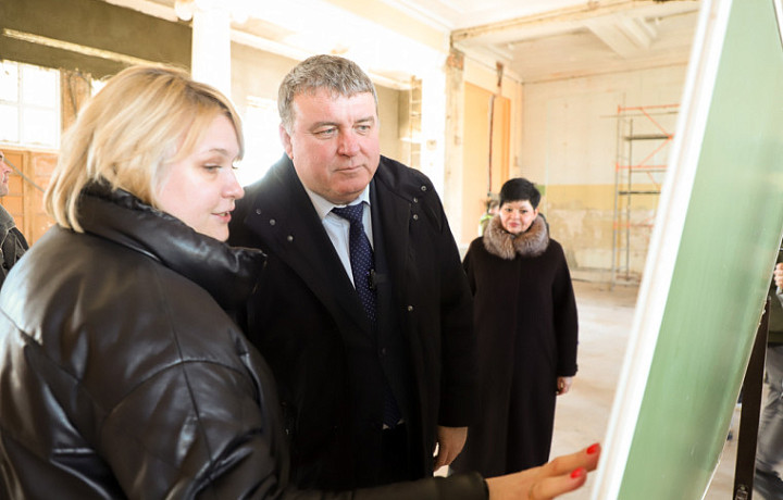 Глава тульской администрации Илья Беспалов осмотрел ход ремонта в гимназии №11
