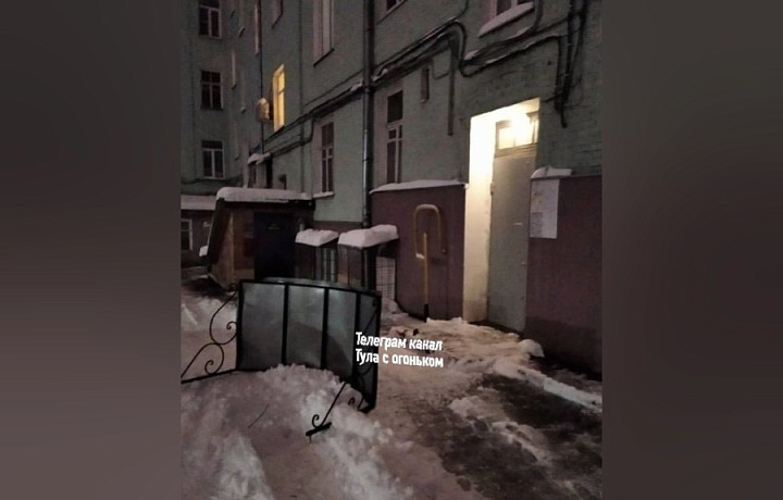 Туляки пожаловались на оторванный из-за сосулек козырек у дома на проспекте Ленина