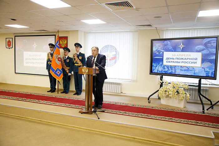Глава тульского МЧС поздравил спасателей с Днем пожарной охраны