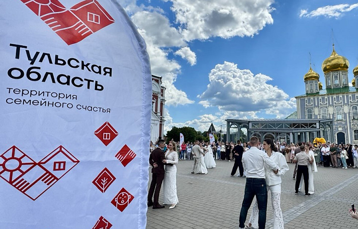 Как в кино: 16 пар одновременно исполнили свадебный вальс в Туле