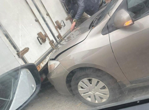 На улице Ленина в Туле произошло столкновение автомобиля Renault и ГАЗели