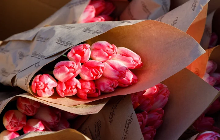 Цветы и украшения: что женщины хотят получить в подарок на праздники