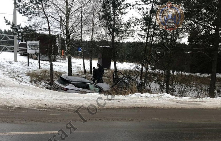 В Заокском районе Lada Priora слетела в кювет и опрокинулась: пострадала пенсионерка