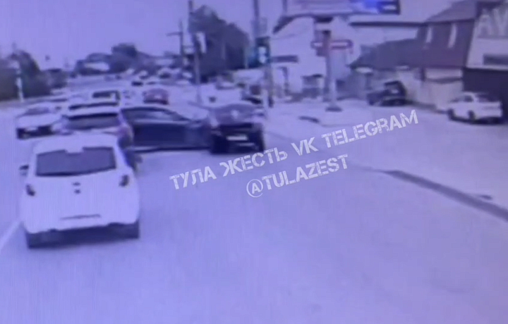 Момент столкновения Lada Granta и Ford Focus на Одоевском шоссе в Туле попал на видео