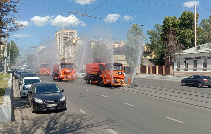 В Туле 23 июня продолжается уборка дорог и тротуаров
