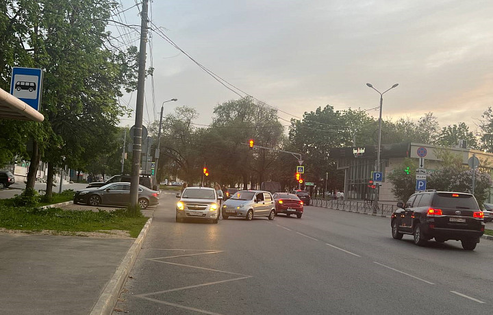 Две легковушки столкнулись на улице Кауля в Туле вечером 19 мая