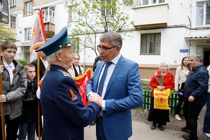 Тульские кадеты и студенты поздравили ветерана Великой Отечественной войны с наступающим Днем Победы