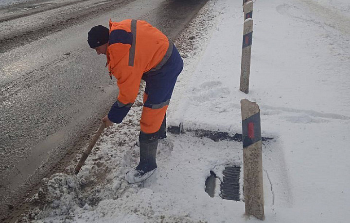 В Туле продолжили вести работы по прочистке ливневой канализации
