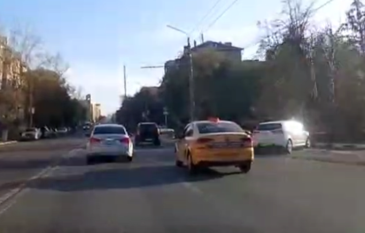 Таксист подрезал двух электросамокатчиков на улице Дмитрия Ульянова в Туле