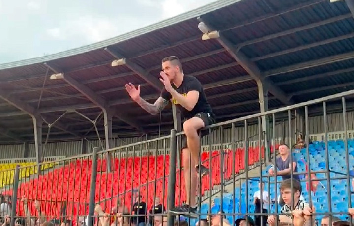 «Хотелось в премьер-лигу, но с вами все остаются»: фанаты поддержали игроков  «Арсенала» после поражения от «Пари НН»