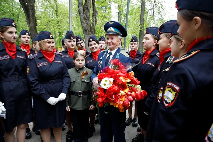 Тульские кадеты и студенты поздравили ветерана Великой Отечественной войны с наступающим Днем Победы