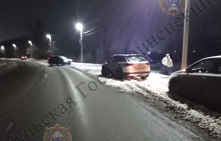 Тулячка на Volkswagen Tiguan врезалась на улице Скуратовской в опору ЛЭП