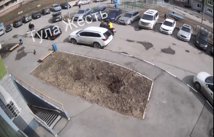 Тульский мотоциклист не справился с управлением и чуть не сбил ребенка